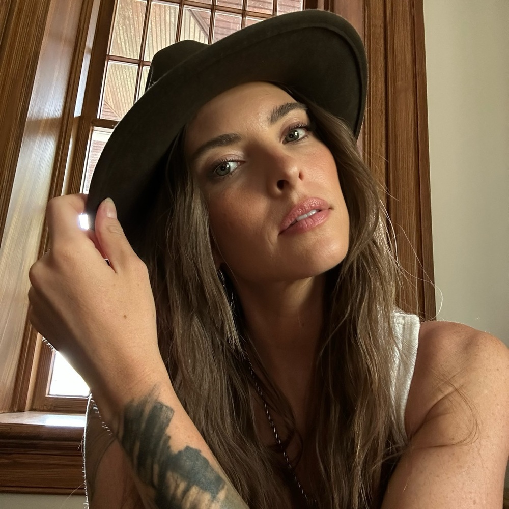 Meet your Posher, Mikaela